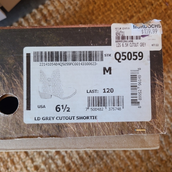 Circle G women's size 6.5 cutout booties - Picture 6 of 7